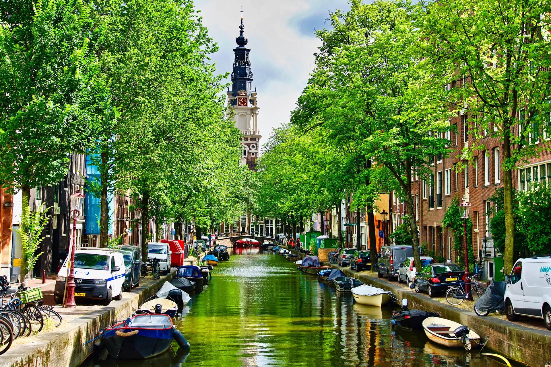 A cityscape of Vianen covered in buildings and greenery under a cloudy sky at daytime in the Netherlands